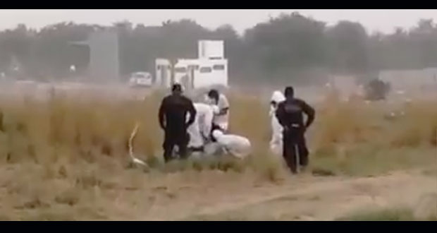 Abandonan dos cadáveres con mensaje en terreno de Amozoc