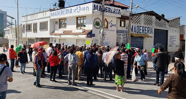 Bloquean bulevar Valsequillo y piden semáforo por donde pasa Línea 3