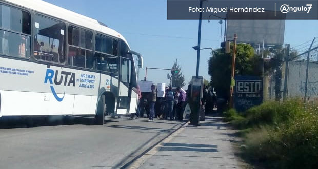 Inconformes con Línea 3 de RUTA bloquean 11 y 24 Sur; exigen tarifas bajas