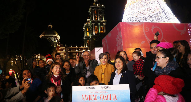 En compañía de poblanos, Rivera enciende árbol navideño en el zócalo