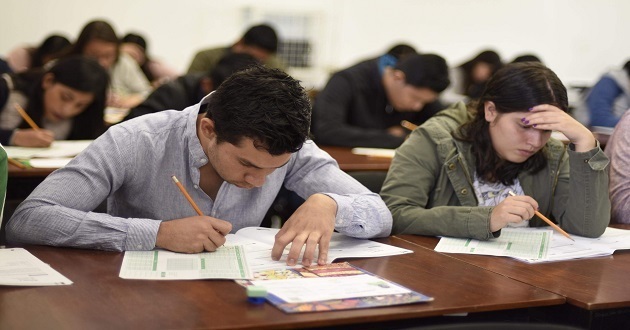 Aplican pruebas de admisión a licenciaturas BUAP; Esparza supervisa