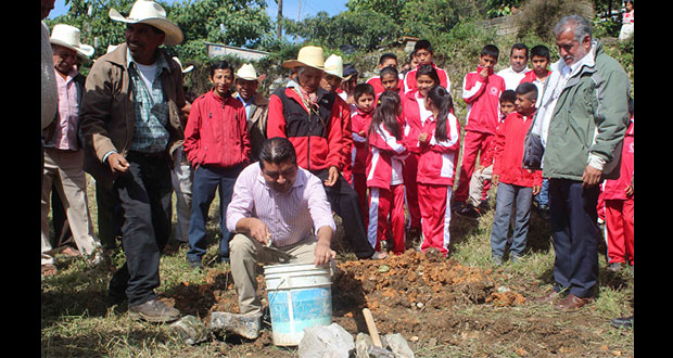 Construirán tres aulas para secundaria en comunidad de Olintla