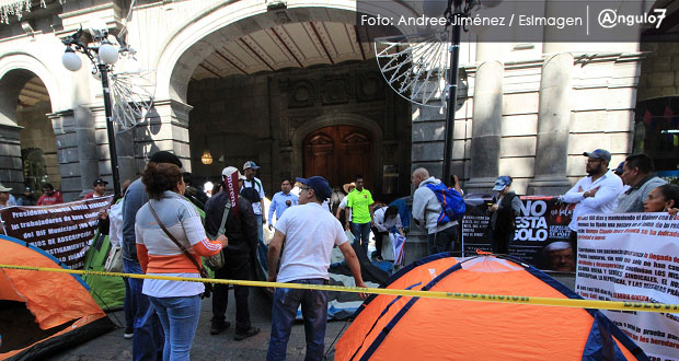 Exsindicalizados instalan plantón en Palacio Municipal y exigen respuesta