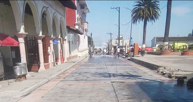 Continúa pavimentación con concreto hidráulico en calle de Hueyapan