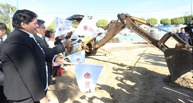 Pérez inicia rehabilitación de explanada en San Francisco Acatepec