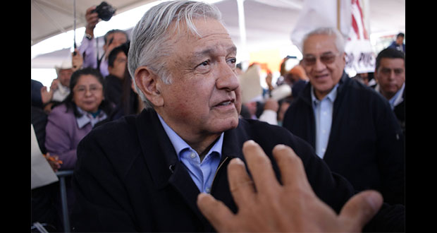 AMLO en Huauchinango: venden souvenirs y joven burla seguridad