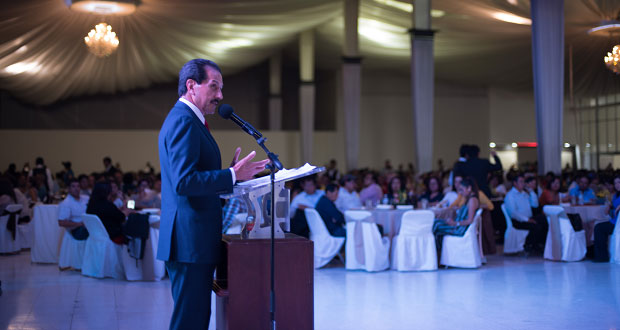 Maestros, héroes que luchan por mejora a jóvenes: rector de la BUAP