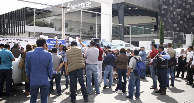 Clausuran simbólicamente Agua de Puebla para exigir desprivatización