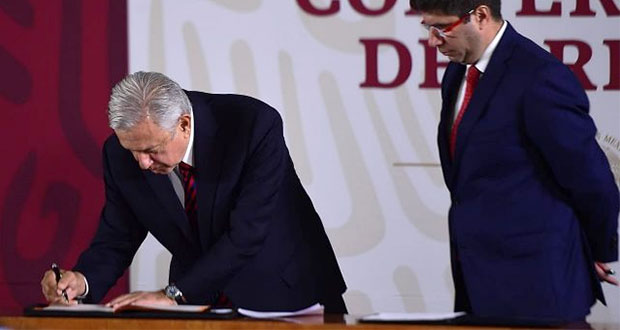 AMLO firma ante notario público su carta de no reelección para 2024