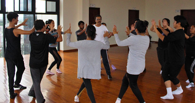 Maestro de arte dramático imparte clases en Instituto Macuil Xóchitl