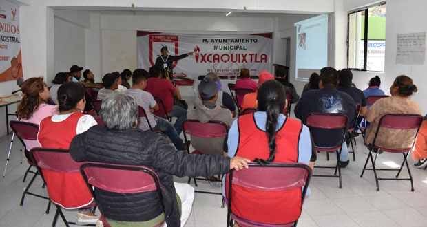 Capacitan a comerciantes de Ixcaquixtla en preparación de alimentos