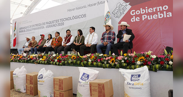 Gobierno apoya a 3,357 agricultores de Serdán con paquetes tecnológicos