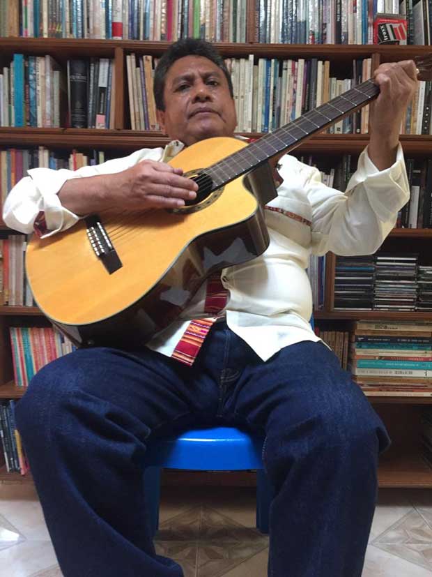 Repasando canciones escritas y con rutina distinta, vive Pedro el confinamiento