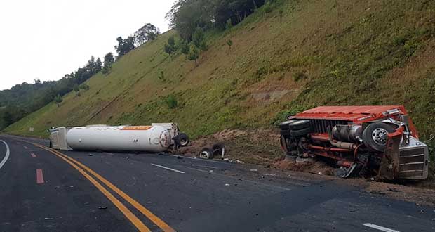 Chocan cuatro tractocamiones en la autopista Tuxpan, en Huauchiango