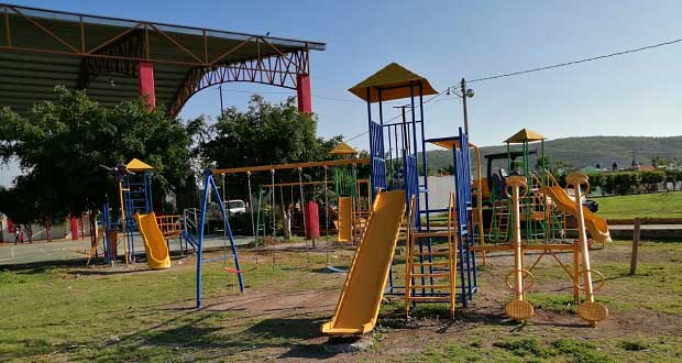 Con apoyo de Antorcha, instalan juegos infantiles en colonia de Izúcar