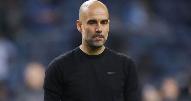 Graban a Guardiola empujando a un niño que le pedía una foto