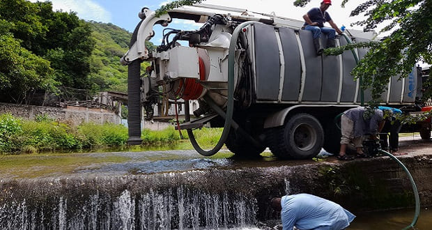 Gobierno estatal desazolva sistema de alcantarillado en Chila