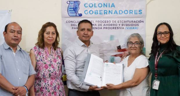 Tlatehui entrega escrituras, beneficiados de la Colonia Gobernadores.