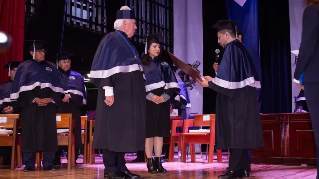 Secretario de Agricultura reconoce labor de agrónomos al recibir doctorado en Chapingo