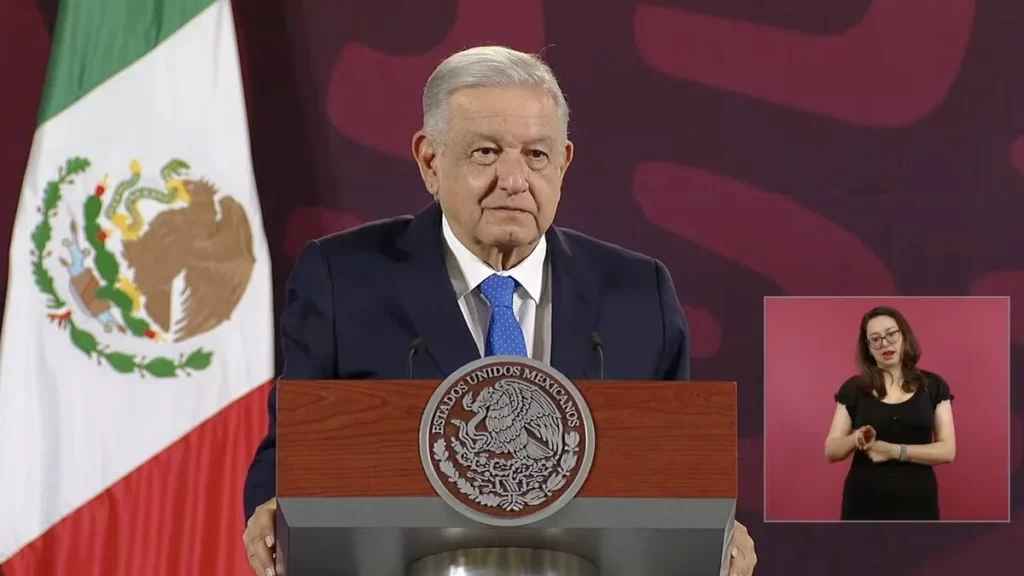 Condicionar voto, nocivo a la democracia: AMLO ante entrega de tinacos azules