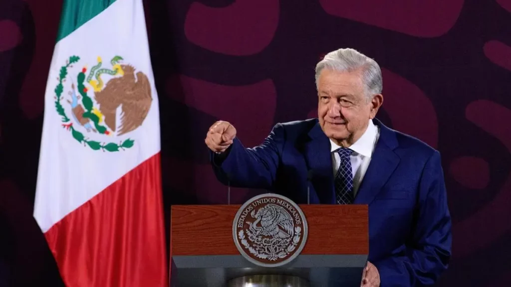 Con carta, AMLO exhibe “apapacho” millonario que recibió Aguilar Camín