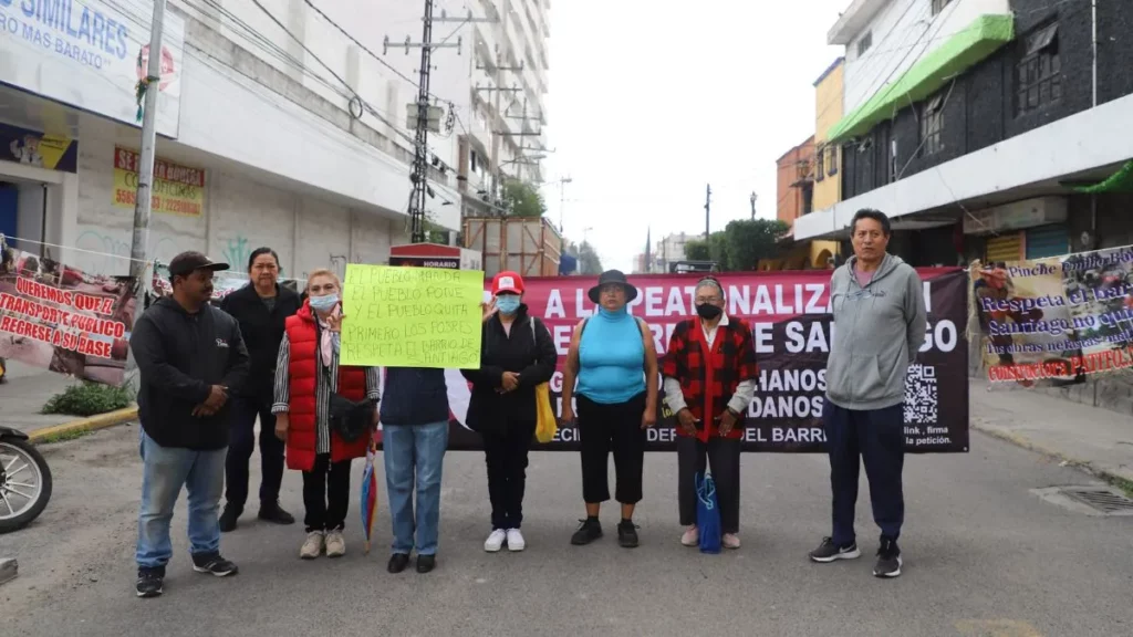 Vecinos protestan por obras del ayuntamiento en barrio de Santiago