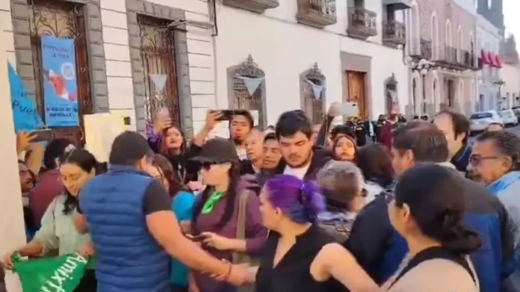 Se confrontan providas y activistas en Congreso de Puebla, pero aborto se vota hoy