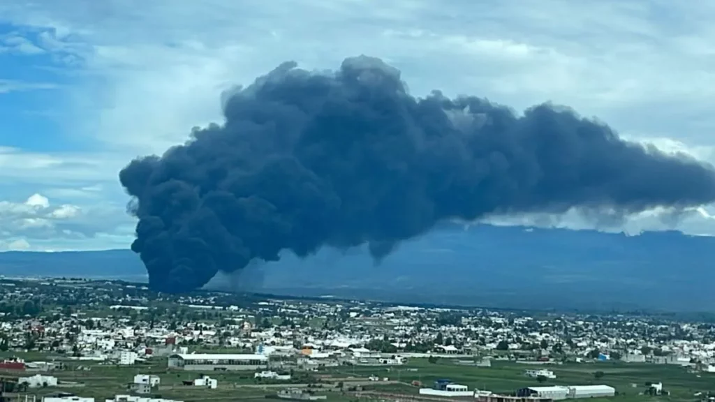 Incendio en San Gregorio Atzompa deja columna de humo; se evacua la zona