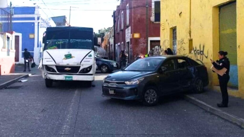 Choque en la 24 poniente y la 11 sur, barrio de Santa Anita; hay 2 heridos