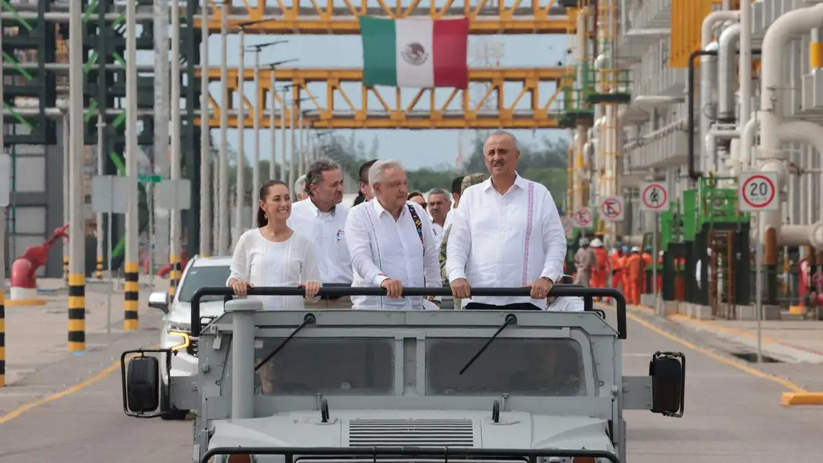 AMLO y Sheinbaum supervisan operaciones de la refinería Dos Bocas