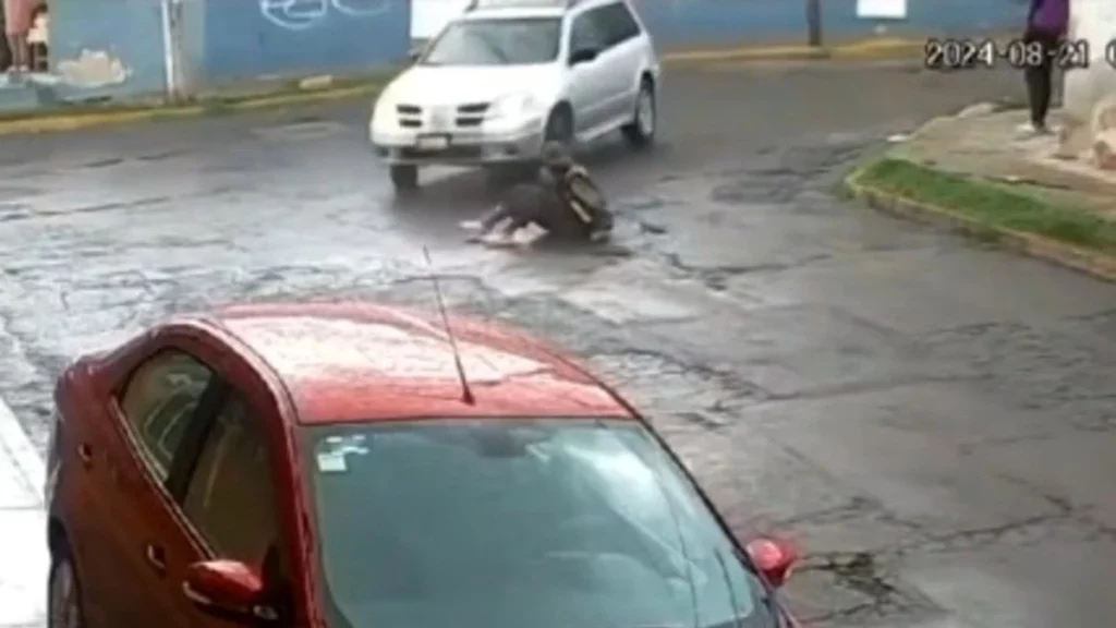 ámara de video capta a camioneta atropellando a un abuelito en Xonaca