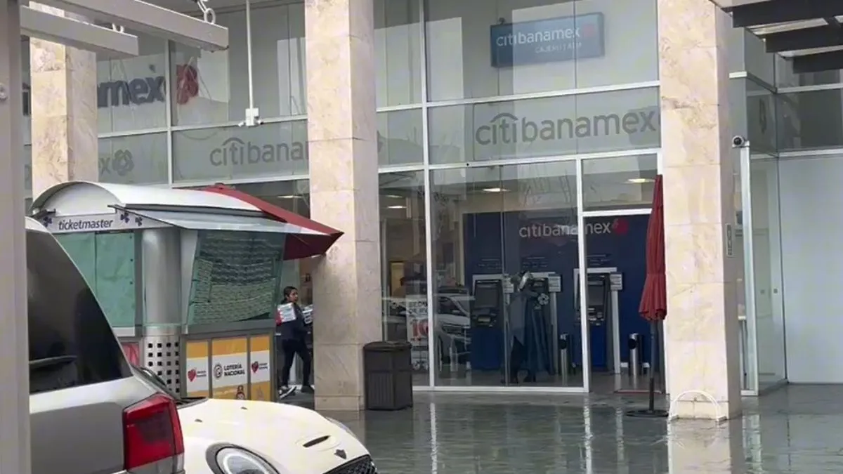 Reportan robo a cuentahabiente en plaza Mazarik Puebla con detonaciones de arma