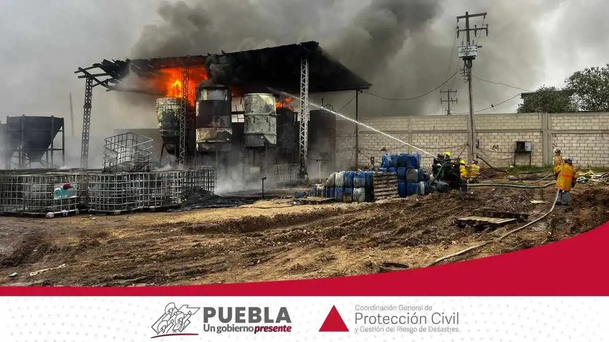 Atiende Protección Civil incendio en depósito de combustible en Ahuazotepec