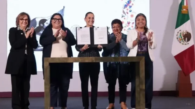 “Las mujeres ya estamos en la Constitución”: Sheinbaum firma decreto de igualdad