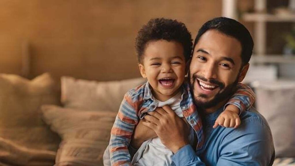 Un padre con su hijo. El 19 de noviembre se conmemora el Día Internacional del Hombre. 