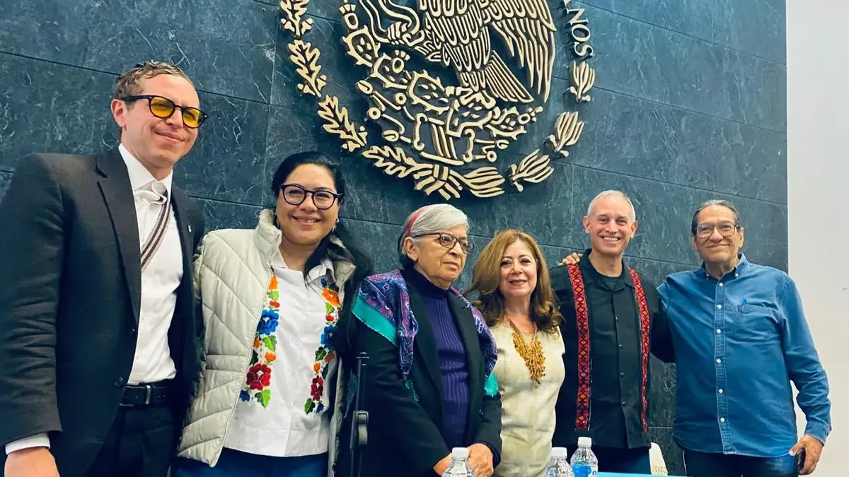 Hugo Gatell y Nancy Flores reciben premio Carlos Montemayor