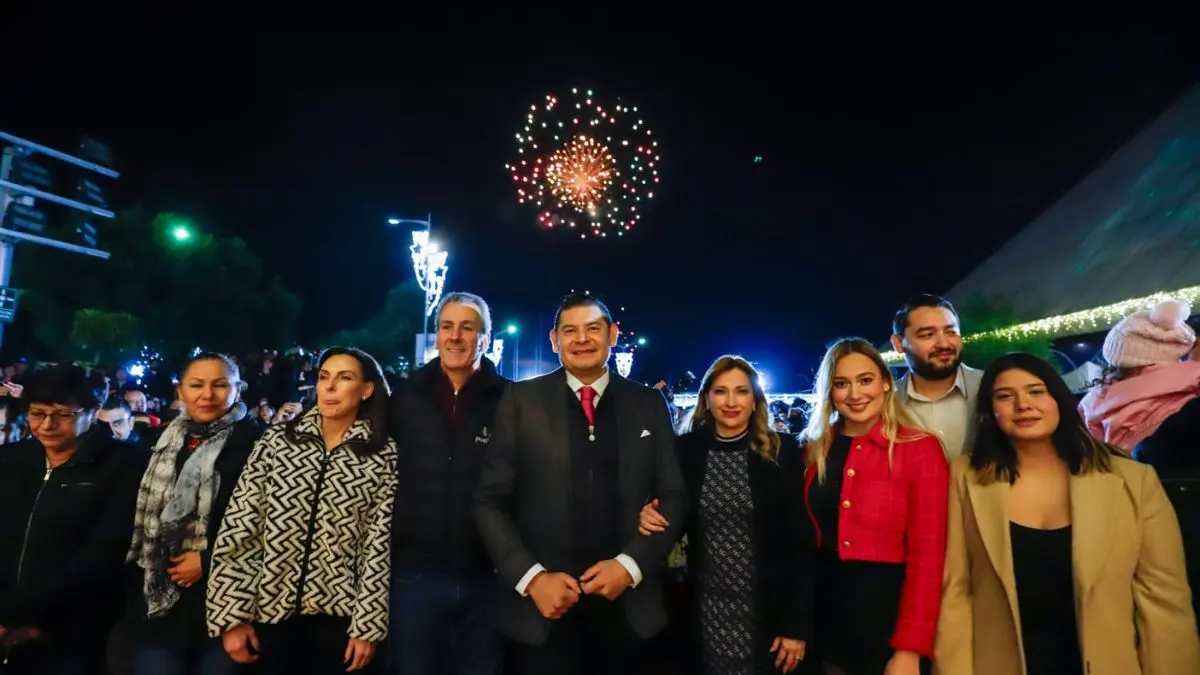 Con encendido de árbol, Armenta da inicio a festival navideño en Centro Expositor