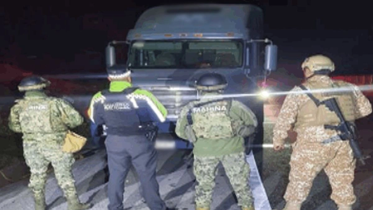 En Puebla, detienen a tres, aseguran armas, droga y combustible robado