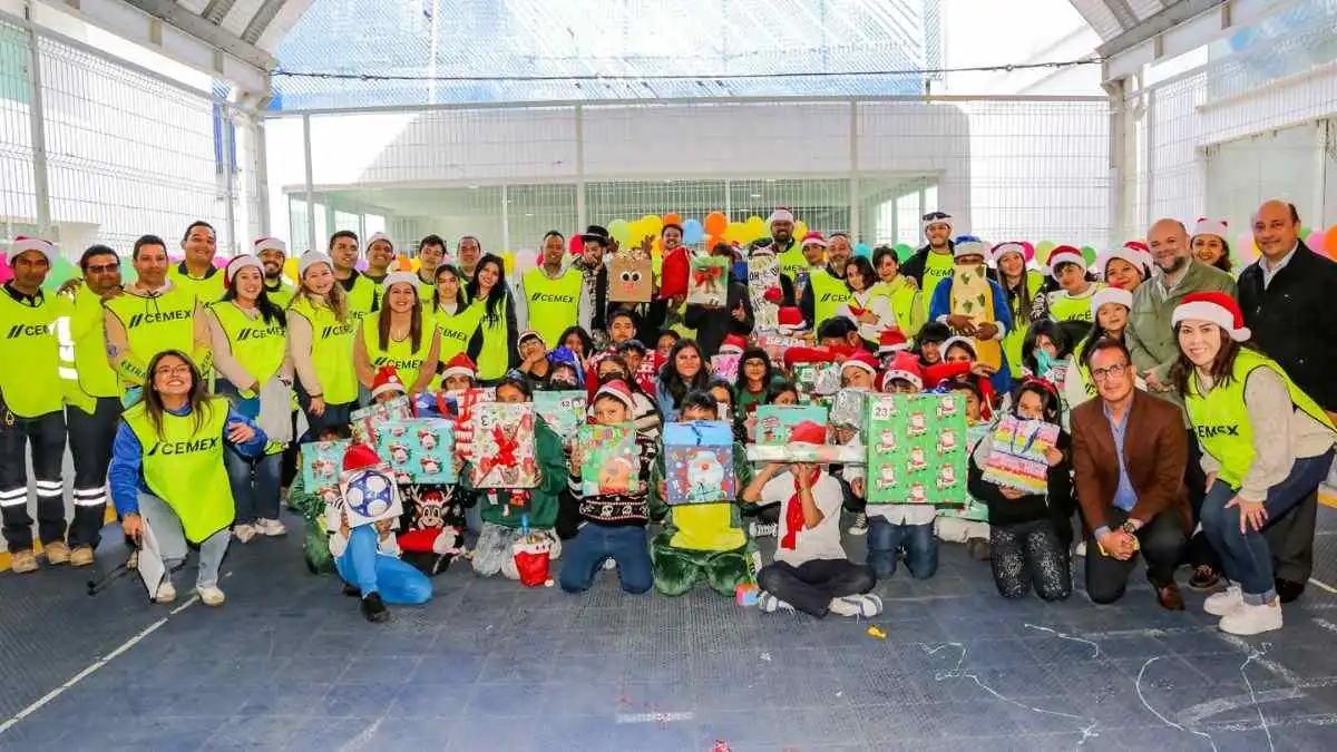 Con una posada, Cemex celebra la navidad con niños del Smdif de Puebla