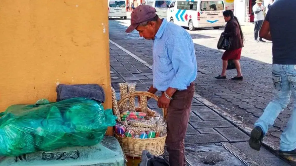 Hay 830 ambulantes en Centro Histórico de Puebla; se redujeron 50%: Segom